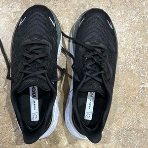 Black Hoka Arahi Size 8